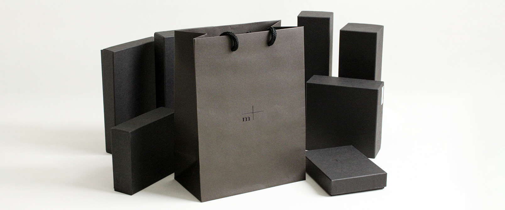 ロゴ入り手提げ紙袋と化粧箱